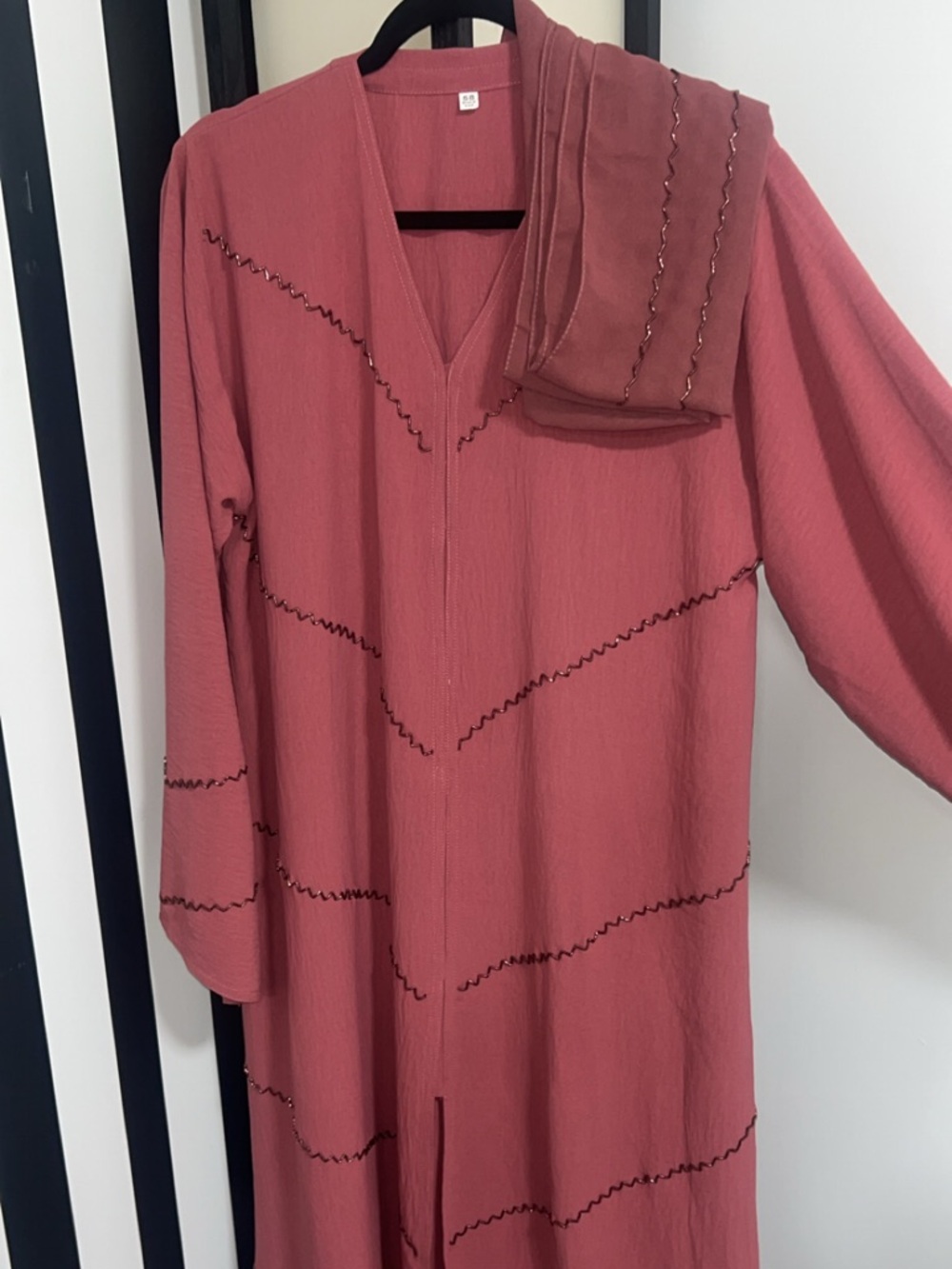 Rose Mauve Long Abaya with Zigzag Stitch Detailing with matching scarf size 58 - Picture 5 of 8
